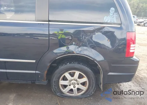 2010 Chrysler Town & Country Touring z USA, uszkodzony, nr VIN 2A4RR5DX8AR395323